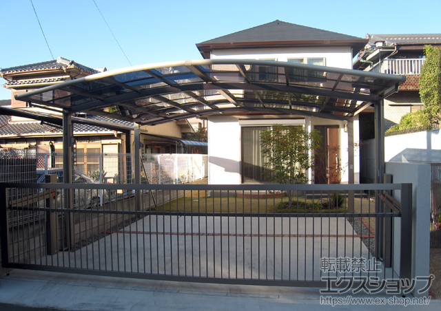 大阪府大阪市のLIXIL リクシル（トステム）のカーポート カーブポートシグマIII ワイド 積雪〜30cm対応+収納式物干し 標準 2本入り 施工例