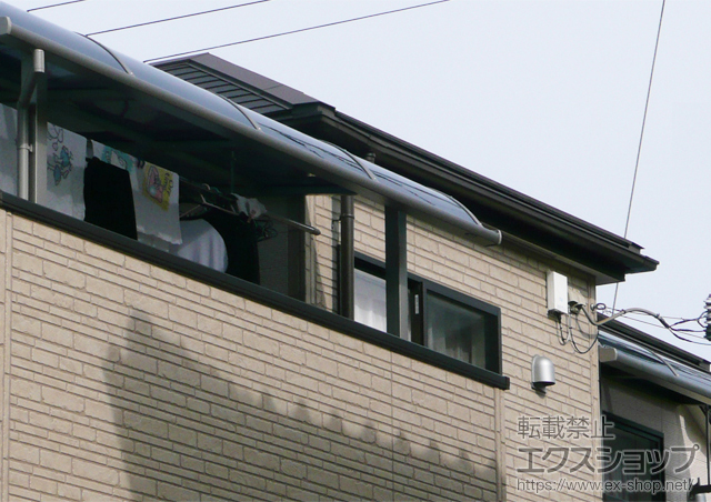 兵庫県加古郡播磨町のLIXIL リクシル（トステム）のバルコニー・ベランダ屋根 ライザーテラスII R型 屋根タイプ 単体 積雪〜20cm対応＋吊り下げ式物干し ワイド 2本入 施工例