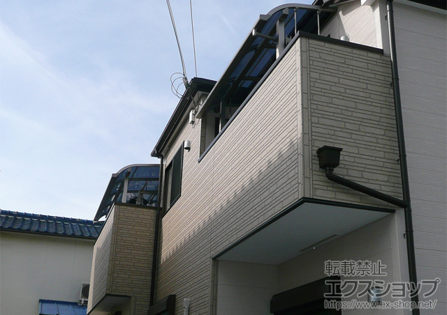 兵庫県加古郡播磨町のLIXIL リクシル（トステム）のバルコニー・ベランダ屋根 ライザーテラスII R型 屋根タイプ 単体 積雪〜20cm対応＋吊り下げ式物干し 標準 2本入 施工例