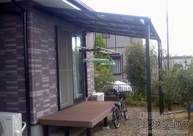 茨城県神栖市のLIXIL リクシル（トステム）のテラス屋根 ライザーテラスII F型 テラスタイプ 単体 積雪〜20cm対応+吊り下げ物干し ロング　2本入 施工例