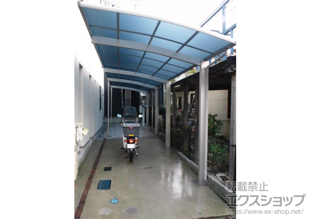 神奈川県横浜市神奈川区ののカーポート プレシオスポート 縦連棟 積雪〜20cm対応＋サイドパネル＋収納式物干しセット2型 2本入 施工例