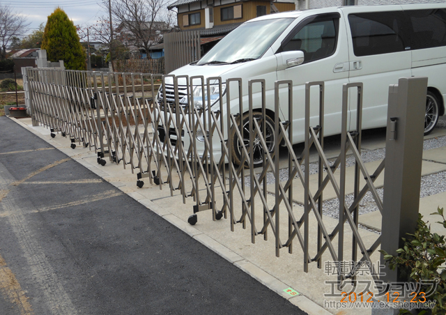 埼玉県さいたま市ののカーゲート トリップゲートPB型 ノンレール 両開き88W 施工例