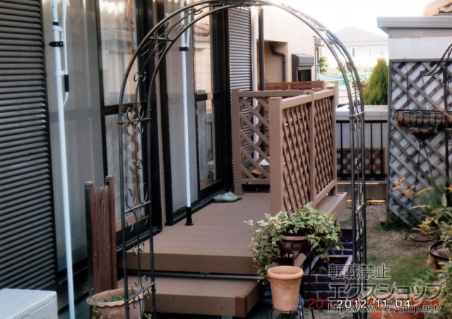 埼玉県上尾市ののウッドデッキ リウッドデッキ 200 単体+独立式リウッドステップ2型+リウッドデッキ2型＜ラチス格子＞ 施工例