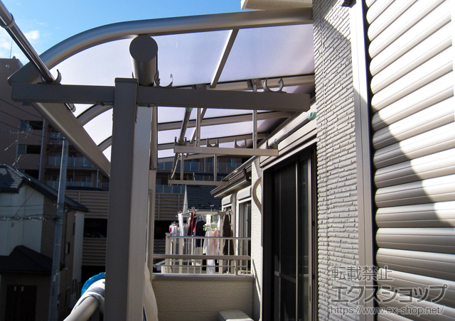 埼玉県越谷市ののバルコニー・ベランダ屋根 プレシオステラス R型 屋根タイプ 単体+吊下げ物干し　標準2本入り 施工例