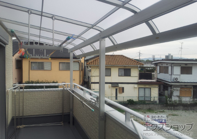大阪府堺市のLIXIL リクシル（トステム）のバルコニー・ベランダ屋根 ライザーテラスII R型 屋根タイプ 連棟 積雪〜20cm対応+ 吊り下げ式物干し 標準 2本入り 施工例