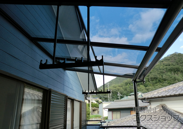 岐阜県岐阜市ののバルコニー・ベランダ屋根 ヴェクターテラス F型 屋根タイプ 単体 積雪〜20cm対応+吊り下げ式物干し 標準 2本入 施工例