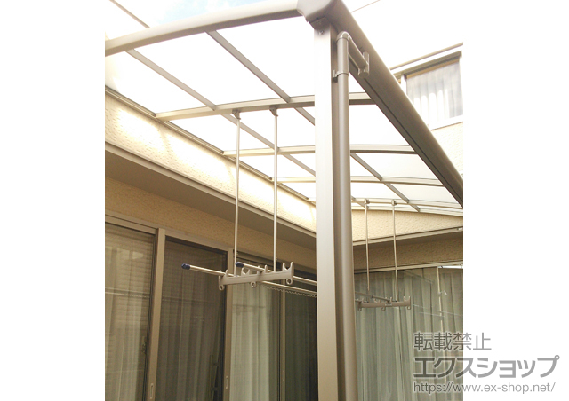 愛知県額田郡幸田町のLIXIL リクシル（トステム）のテラス屋根 パワーアルファ L型 テラスタイプ 単体 積雪〜30cm対応+吊り下げ物干し　ロング 標準　2本入 施工例