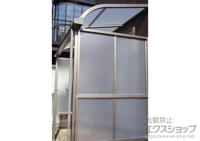 愛媛県伊予郡松前町のLIXIL リクシル（トステム）のテラス屋根 ライザーテラスII R型 テラスタイプ 単体 積雪〜20cm対応＋ライザーテラスII 側面スクリーン2段 施工例