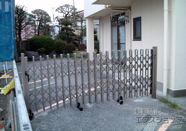 東京都足立区ののカーゲート トリップゲート 傾斜地専用型 ノンレール 片開き 施工例