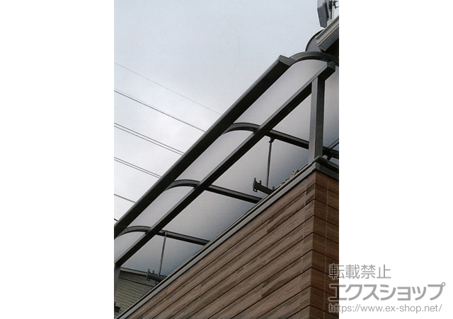 大阪府四條畷市のLIXIL リクシル（トステム）のバルコニー・ベランダ屋根 ライザーテラスII R型 屋根タイプ 単体+吊り下げ物干し　ワイド　2本入 施工例