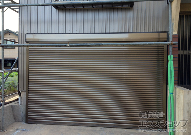 愛知県東海市のLIXIL リクシル（トステム）のガレージシャッター ガレージシャッタークワトロ 電動式 外部付タイプ 施工例