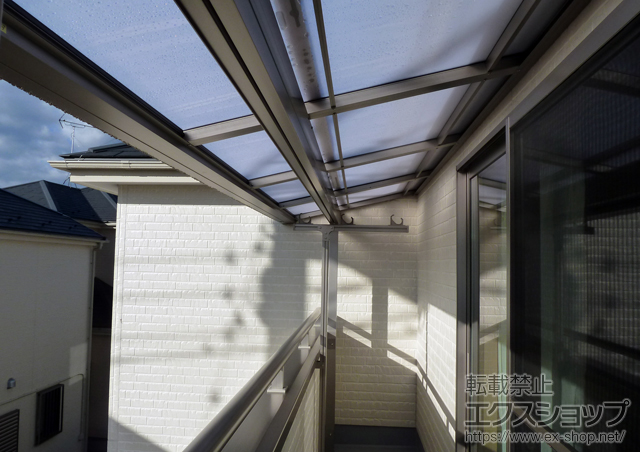 神奈川県南足柄市のLIXIL リクシル（トステム）のバルコニー・ベランダ屋根 ライザーテラスII F型 屋根タイプ 単体 積雪〜20cm対応＋ライザーテラスII F型 屋根材ホルダー 施工例