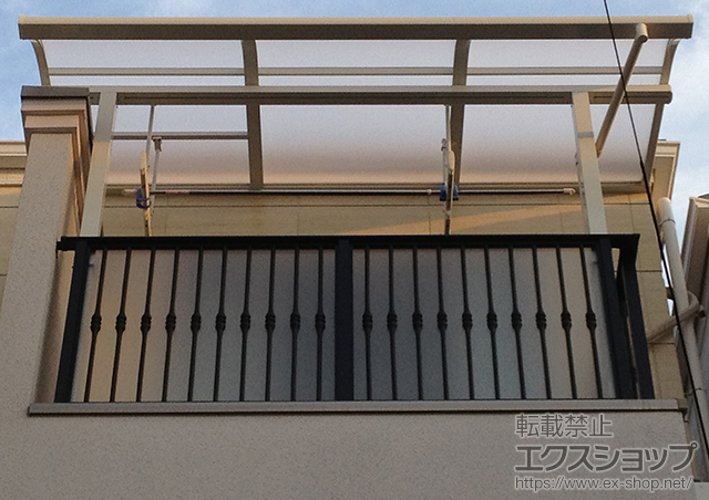 大阪府大阪市のLIXIL リクシル（トステム）のバルコニー・ベランダ屋根 ライザーテラスII R型 屋根タイプ 単体 積雪〜20cm対応+吊り下げ物干し 標準2本入り（取付桟含む） 施工例