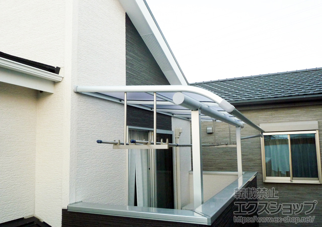 愛知県岡崎市ののバルコニー・ベランダ屋根 ヴェクターテラス R型 屋根タイプ 単体 積雪〜20cm対応＋吊り下げ式物干し 標準 2本入り 施工例