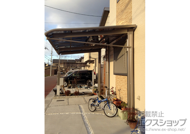 京都府京都市のLIXIL リクシル（トステム）のカーポート レガーナポートシグマIII 積雪〜30cm対応 3本柱仕様+収納式物干し ロング2本入り 施工例