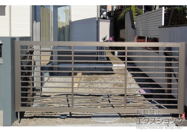 神奈川県横浜市栄区ののカーゲート スウィングアップゲート 横格子型 手動式 施工例