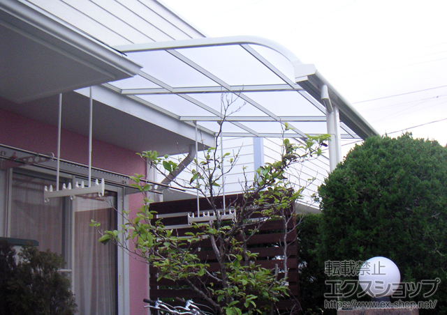 神奈川県茅ヶ崎市のLIXIL リクシル（トステム）のテラス屋根 ライザーテラスII R型 テラスタイプ 単体 積雪〜20cm対応+吊り下げ物干し ロング 2本入 施工例