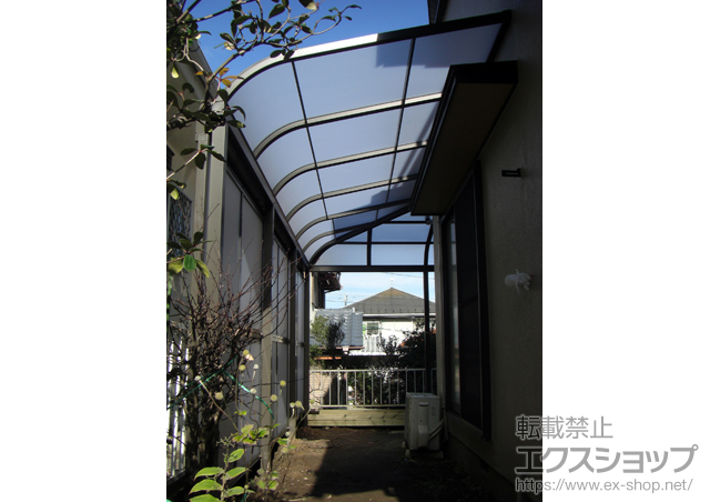 千葉県富里市のLIXIL リクシル（トステム）のテラス屋根 ライザーテラスII R型 テラスタイプ 出隅納まり 積雪〜20cm対応+前面スクリーン 2段仕様 施工例