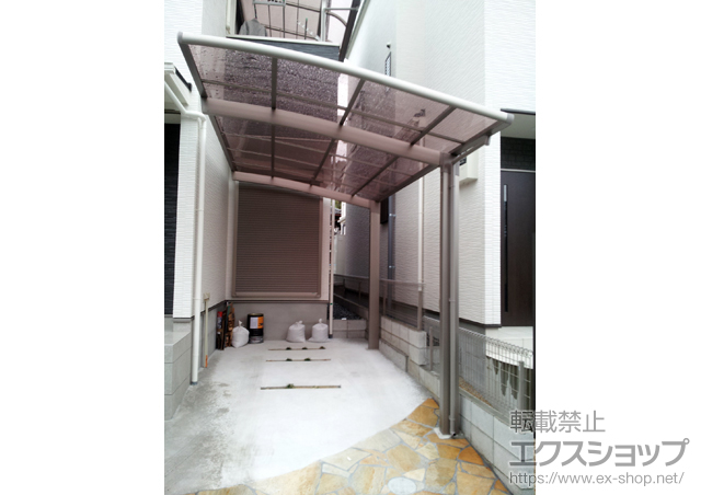 大阪府茨木市のLIXIL リクシル（トステム）のバルコニー・ベランダ屋根 ライザーテラスII R型 テラスタイプ 単体 積雪〜20cm対応＋吊り下げ式物干し 標準タイプ 2本入り 施工例