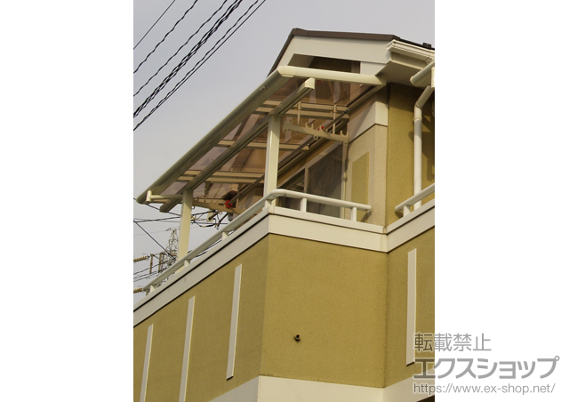 千葉県千葉市のLIXIL リクシル（トステム）のバルコニー・ベランダ屋根 パワーアルファ F型 屋根タイプ 単体 積雪〜30cm対応+吊り下げ物干し 標準2本入り 施工例