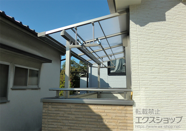 大阪府茨木市のLIXIL リクシル（トステム）のバルコニー・ベランダ屋根 ライザーテラスII F型 屋根タイプ 単体 積雪〜20ｃｍ対応 施工例