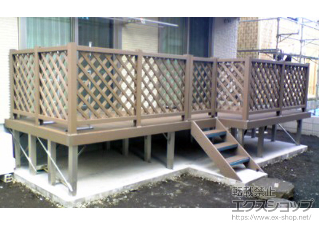 神奈川県相模原市ののウッドデッキ リウッドデッキ200 出幅違い連棟+リウッドステップ5型 Lタイプ3段+リウッドデッキフェンス2型 ラチス格子+リウッドデッキ門扉2型 ラチス格子 施工例