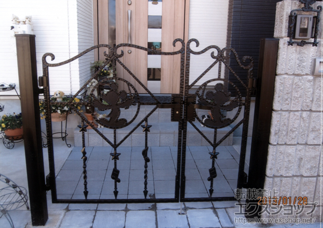 埼玉県狭山市のLIXIL リクシル(新日軽)の門扉 ディズニー門扉ミッキーB型 両開き親子 角柱式+インターホン台座飾り ミッキーB型 施工例