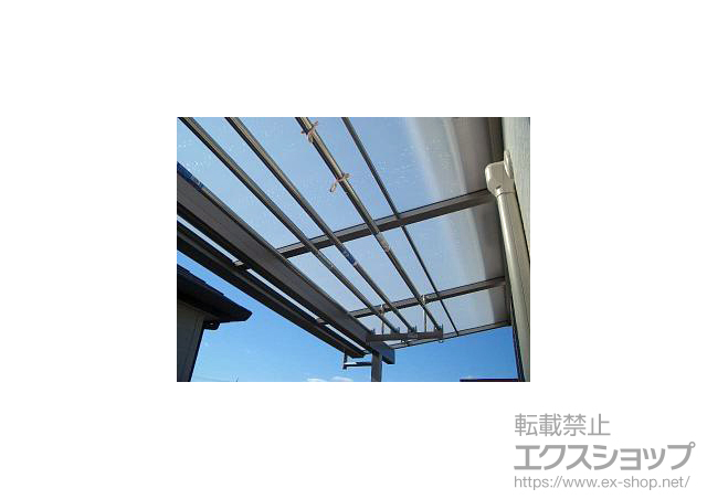 神奈川県綾瀬市のLIXIL リクシル（トステム）のバルコニー・ベランダ屋根 ライザーテラスII F型 屋根タイプ 単体 積雪〜20cm対応＋吊り下げ式物干し ショートタイプ 施工例