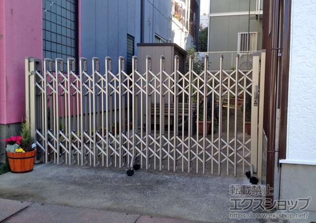 愛知県名古屋市ののカーゲート レイオス3型(ペットガード) ノンレール 片開き 施工例
