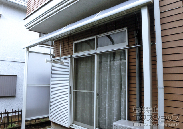 千葉県四街道市のLIXIL リクシル（トステム）のテラス屋根 ライザーテラスII R型 テラスタイプ 単体+[外観左]側面パネル 2段仕様+吊り下げ式物干し 標準 2本入 施工例