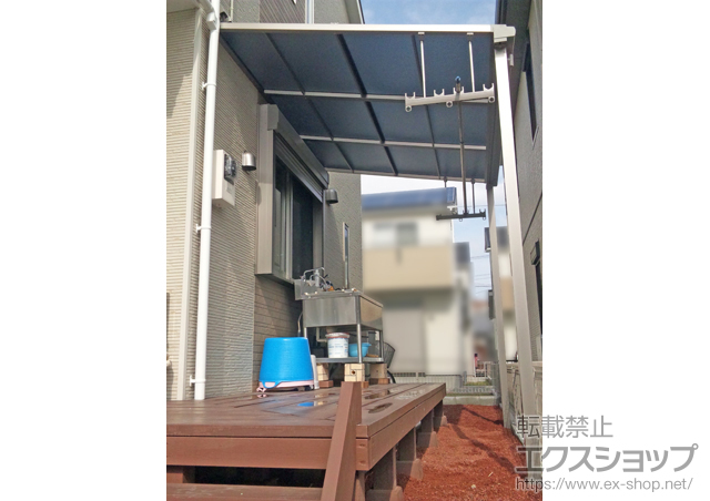 静岡県三島市のLIXIL リクシル（トステム）のテラス屋根 ライザーテラスII F型 テラスタイプ 単体 積雪〜20cm対応+吊り下げ物干し 標準 2本入り 施工例