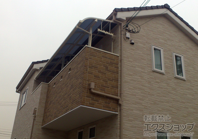 大阪府岸和田市のLIXIL リクシル（トステム）のバルコニー・ベランダ屋根 ライザーテラスII R型 屋根タイプ 連棟 積雪〜20cm対応＋吊り下げ式物干し 標準 3本入り 施工例