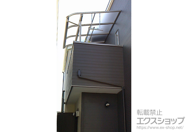 大阪府守口市ののバルコニー・ベランダ屋根 プレシオステラス R型　屋根タイプ 単体 積雪〜20cm対応＋吊り下げ物干し 標準 2本入 施工例