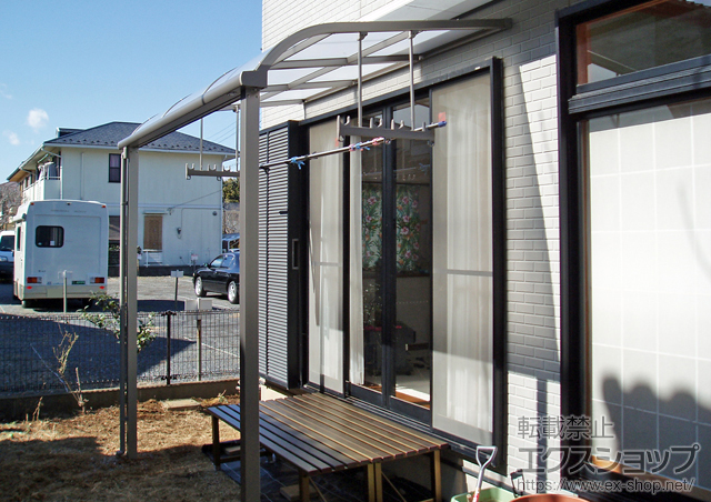 茨城県守谷市のLIXIL リクシル（トステム）のテラス屋根 ライザーテラスII R型 テラスタイプ 単体 積雪〜20cm対応+吊下げ物干し 標準 2本入 施工例