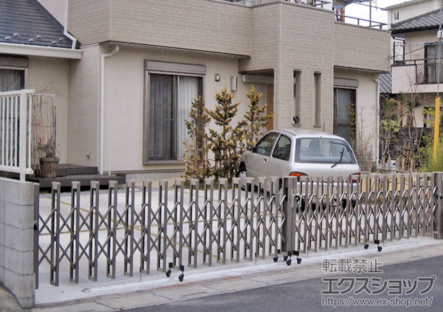 埼玉県さいたま市ののカーゲート アルシャインII M型 Aタイプ センターレール 両開き 施工例