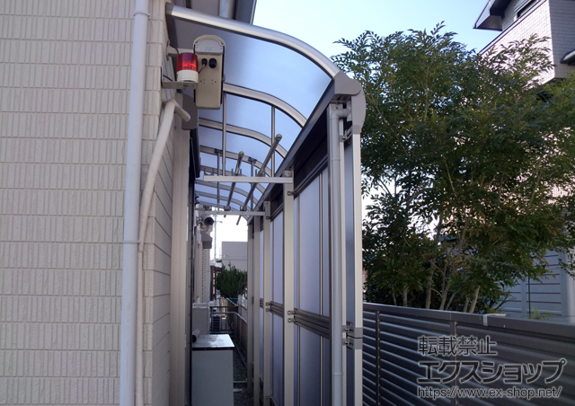 愛知県名古屋市ののテラス屋根 プレシオステラス R型 テラスタイプ 連棟　積雪〜20cm対応＋プレシオステラス用 前面パネル＋吊り下げ式物干し 標準 2本 施工例