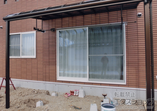 長野県松本市ののテラス屋根 プレシオステラス R型 1500 テラスタイプ 単体　積雪〜50cm対応+吊り下げ物干し　標準　2本入 施工例