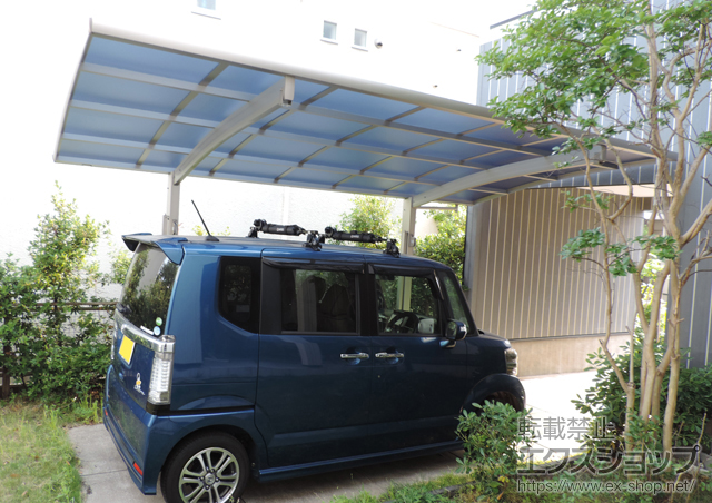 福岡県福岡市ののカーポート プレシオスポート 片流れ 積雪〜20cm対応+着脱式補助柱 2本入り+収納式物干しセット2型 2本入り 施工例