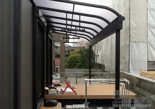 福岡県福岡市ののテラス屋根 ヴェクター R型 テラスタイプ 単体 積雪〜20cm対応+吊り下げ物干し 標準 2本入+1本入 施工例