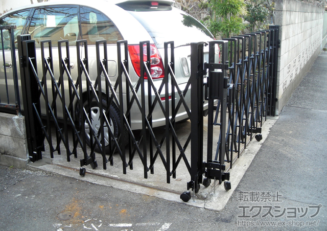 東京都杉並区ののカーゲート トリップゲート PB型 ノンレール 両開き角地 本体扉270+吊元扉240 施工例