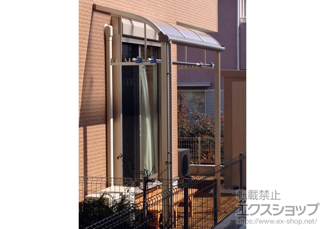埼玉県川口市ののテラス屋根 プレシオステラス R型 テラスタイプ 単体 積雪〜20cm対応+吊り下げ式物干し 標準 2本入 施工例