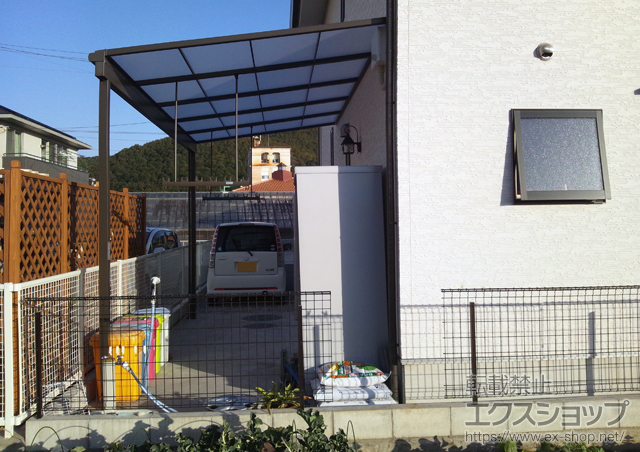 高知県香南市のLIXIL リクシル（トステム）のテラス屋根 ライザーテラスII F型 テラスタイプ 単体 積雪〜20cm対応＋吊り下げ物干し　ワイド2本入（ロングタイプ） 施工例