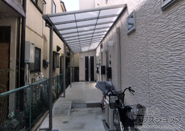 東京都世田谷区のLIXIL リクシル（トステム）のテラス屋根 パワーアルファ F型 テラスタイプ 三連棟 積雪〜30cm対応 施工例