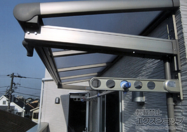 東京都世田谷区のLIXIL リクシル（トステム）のバルコニー・ベランダ屋根 パワーアルファ F型 ルーフタイプ 単体 積雪〜30cm対応 施工例