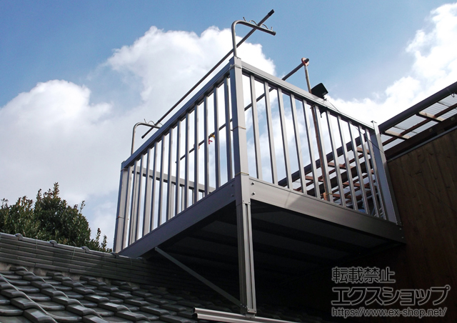 兵庫県姫路市のLIXIL リクシル（トステム）のバルコニー アクトステージA型 太格子 単体 屋根置き式 施工例