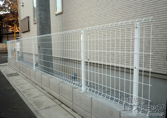 千葉県柏市ののフェンス・柵 イーネットフェンス1F型 自由柱タイプ＋壁付け物干し 標準 2本入り 施工例