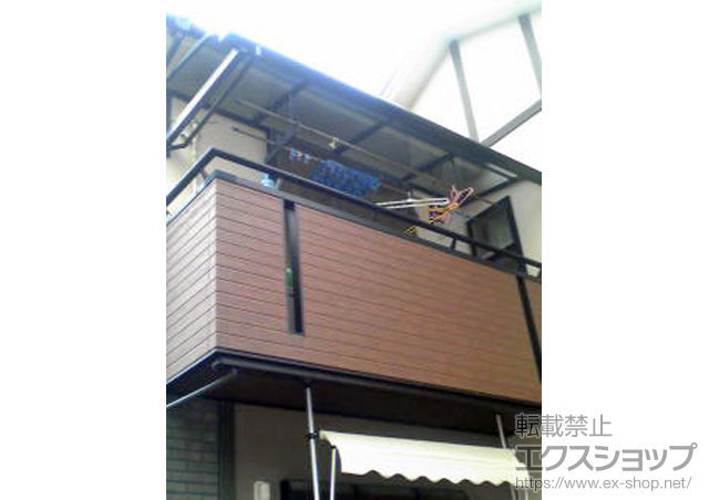 京都府京都市のLIXIL リクシル（トステム）のバルコニー・ベランダ屋根 ライザーテラスII R型 ルーフタイプ 単体 積雪〜20cm対応+吊下げ物干し 標準 2本入 施工例