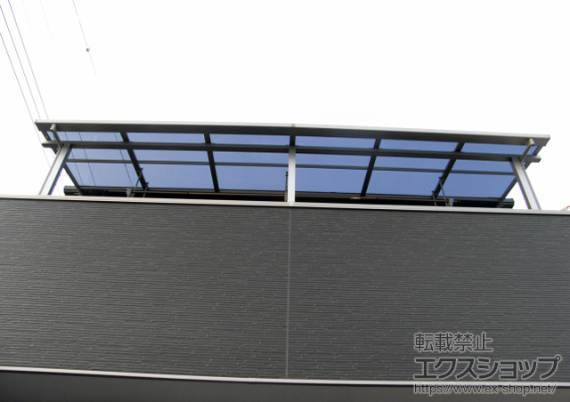 神奈川県相模原市のLIXIL リクシル（トステム）のバルコニー・ベランダ屋根 ライザーテラスII F型 屋根タイプ 連棟 積雪〜20cm対応＋吊下げ物干し 標準 3本入 施工例