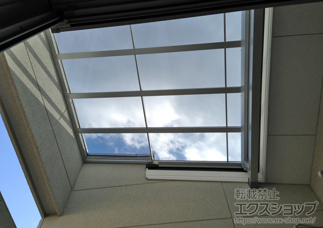 大阪府大阪市のLIXIL リクシル（トステム）のバルコニー・ベランダ屋根 ライザーテラスII F型 屋根タイプ 単体 積雪〜20cm対応+壁付け物干し ロング 2本入 施工例