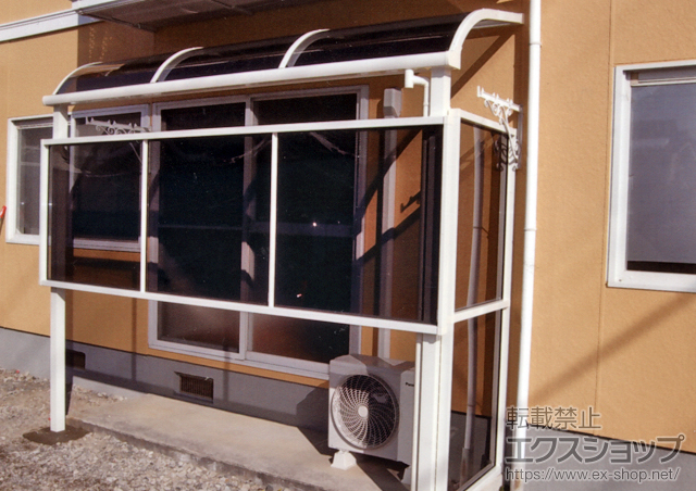 長野県上田市のLIXIL リクシル（トステム）のテラス屋根 ライザーテラスII R型 テラスタイプ 単体 積雪〜20cm対応+前面スクリーン 1段仕様+側面スクリーン 1段仕様+側面スクリーン 2段仕様 施工例